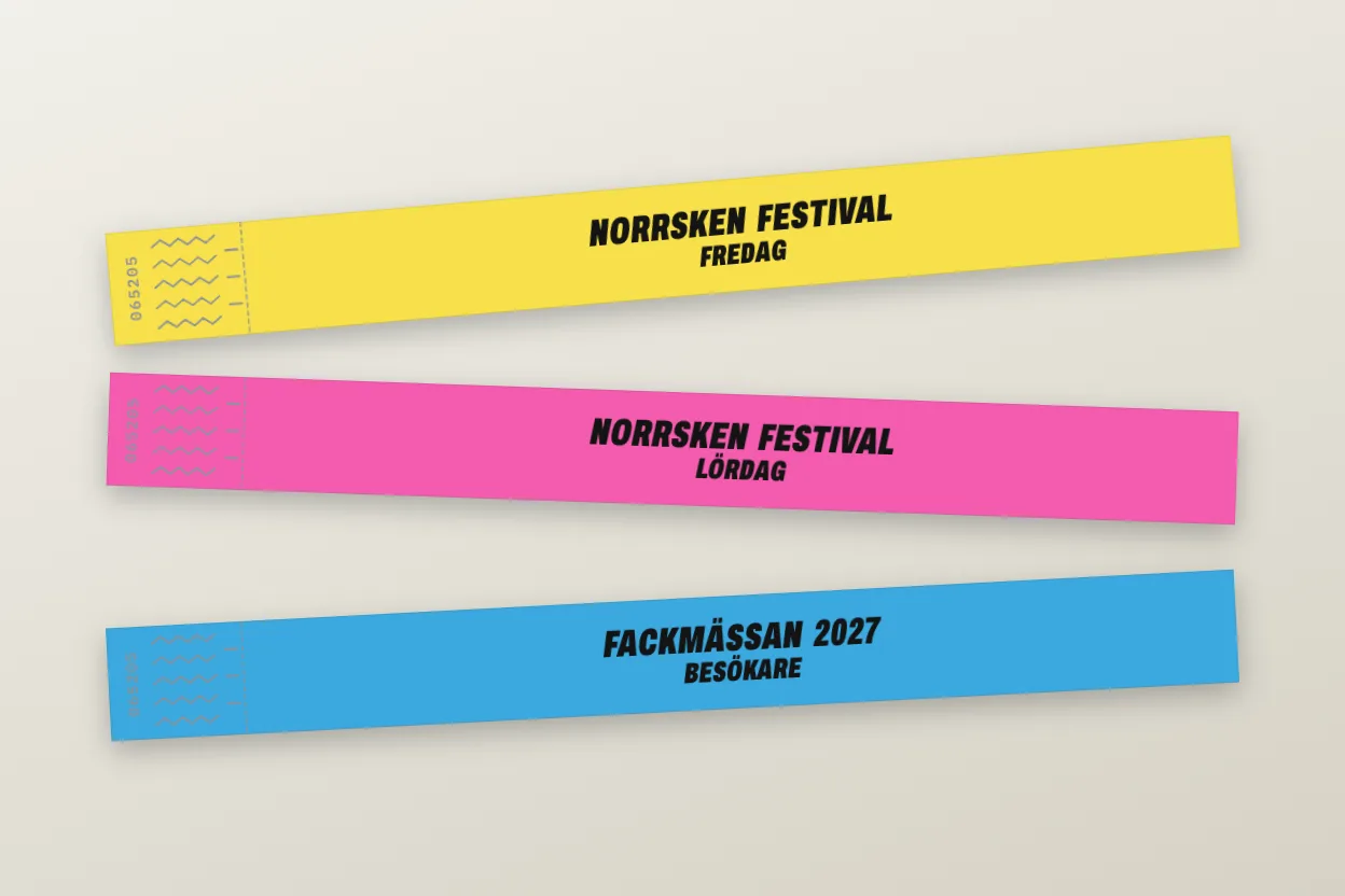 Drawing of three Tyvek wristbands with a self-adhesive tab: yellow and pink for NORRSKEN FESTIVAL, FREDAG and LÖRDAG, and light blue for FACKMÄSSAN 2027, BESÖKARE